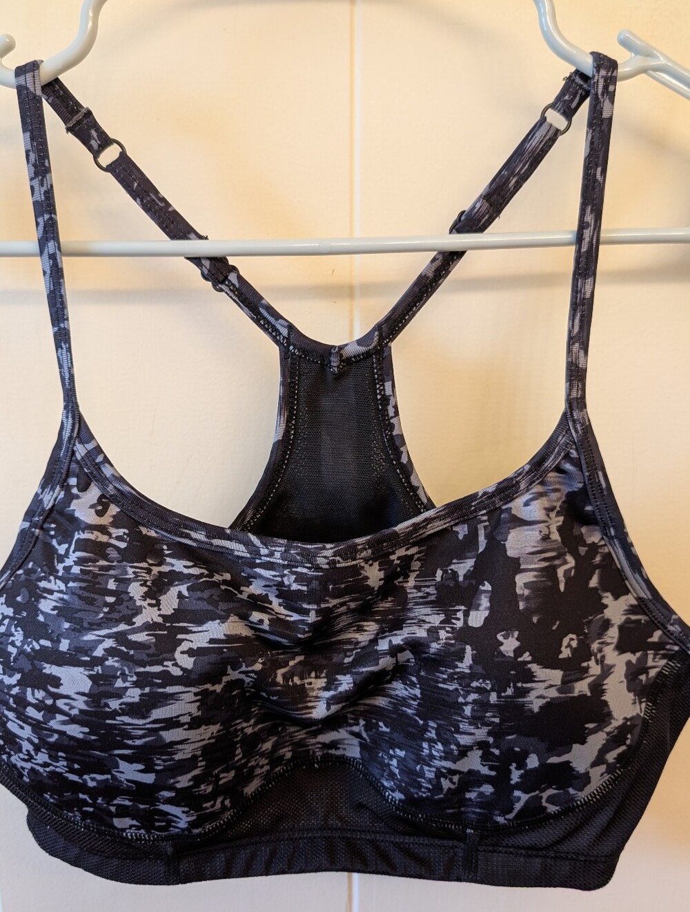 New Balance 🖤🏃‍♀️💨  Black & Gray 🩶  Camo Patterned Racerback Sports Bra
